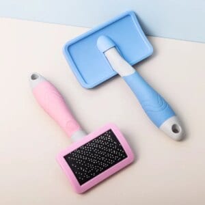 Großhandels-Haustierpflegewerkzeuge Selbstreinigende Hundebürste