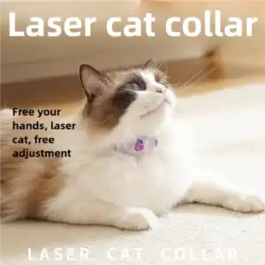 Katze mit Laserhalsband auf einem Teppich. Bildunterschrift: „Laser-Katzenhalsband: freihändig, verstellbar.“