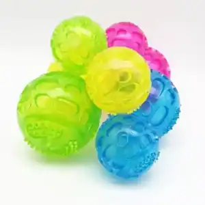 يتم تجميع الكرات المطاطية المزخرفة باللون الأخضر والأصفر والوردي والأزرق على خلفية بيضاء.