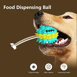 كلب يعضّ كرة زرقاء وصفراء مسننة بحبل. النص: "كرة توزيع الطعام". الأيقونات: تصميم أصلي، مادة آمنة، فوائد صحية.