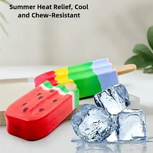 مصاصات ثلج ملونة ومكعبات ثلج على سطح فاتح. نص: "مُخفف لحرارة الصيف، مُنعش ومُقاوم للمضغ".