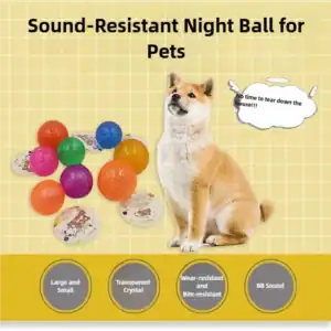 صورة ترويجية: كلب مع كرات ملونة. المنتج: "كرة ليلية مقاومة للصوت للحيوانات الأليفة". الميزات: أحجام كبيرة/صغيرة، شفافية، مقاومة للتآكل، صوت BB.
