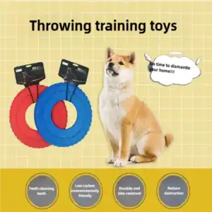 Das Bild zeigt einen Hund neben zwei runden Spielzeugen mit der Aufschrift „Wurftrainingsspielzeug“. Der Text in der Sprechblase lautet: „Keine Zeit, Ihr Zuhause auseinanderzunehmen!“.