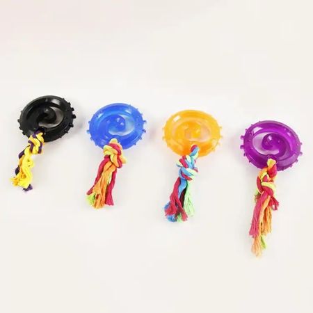 Juguete para perros de plástico negro, azul, amarillo y morado con asas de cuerda trenzada de colores para un juego interactivo.